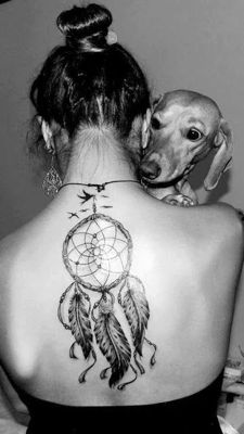  Tatouage attrape rêve en noir et gris qui semble plaire au chien